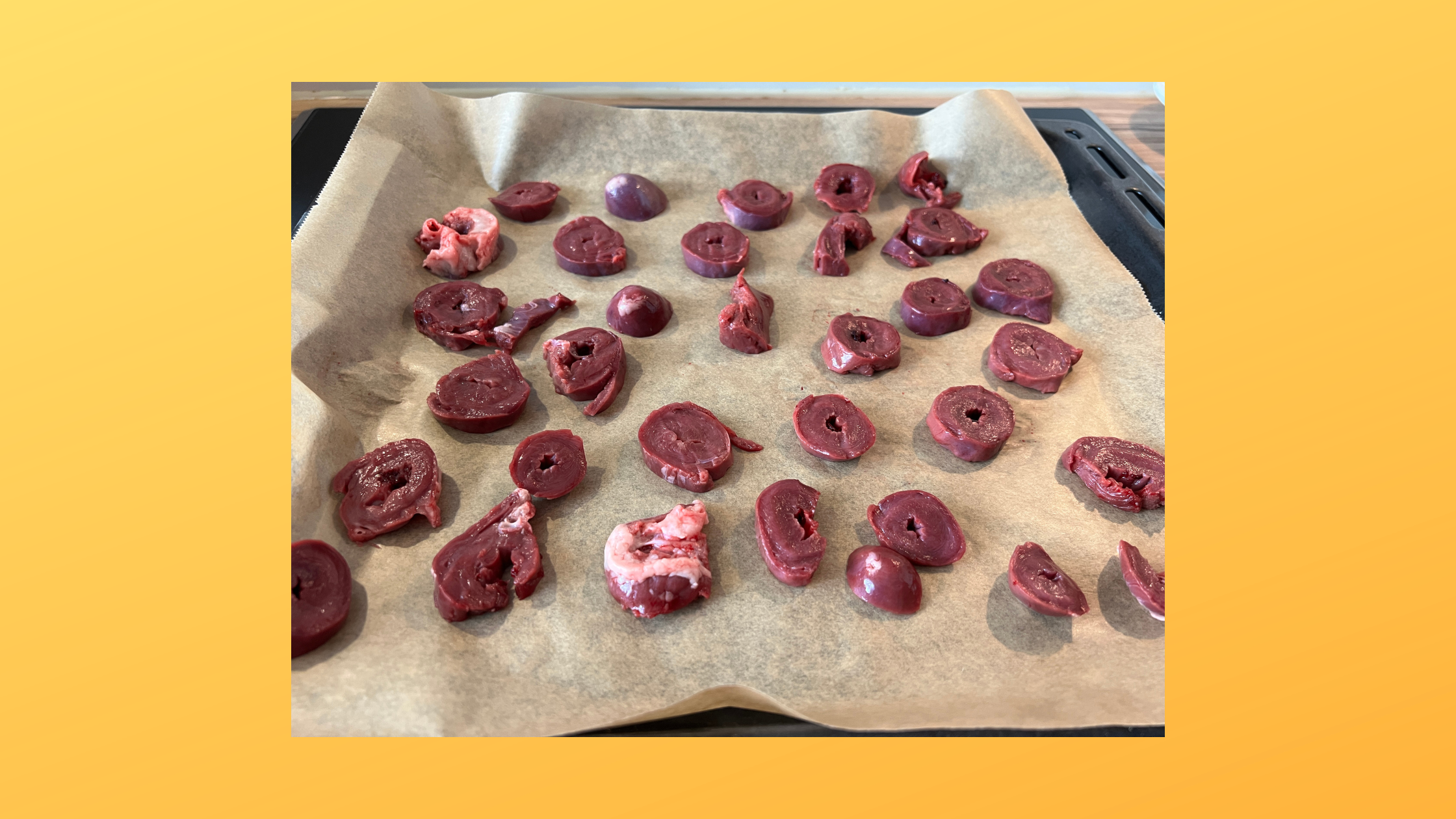 Geschnittene. Putenherzen werden auf einem Backblech verteilt