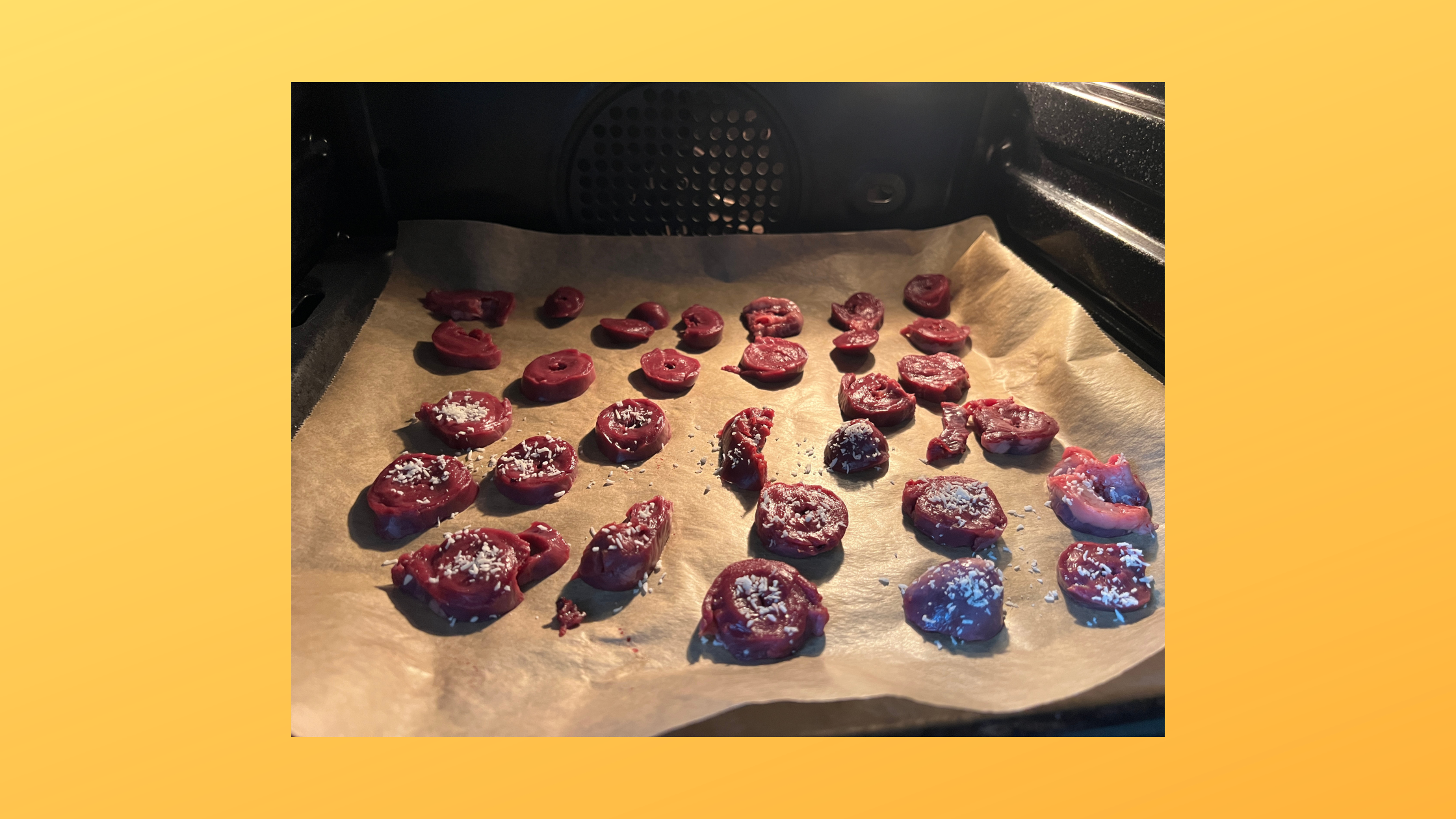 Putenherzen vor dem Backen mit Sesam, Kokosflocken und Thymian bestreut