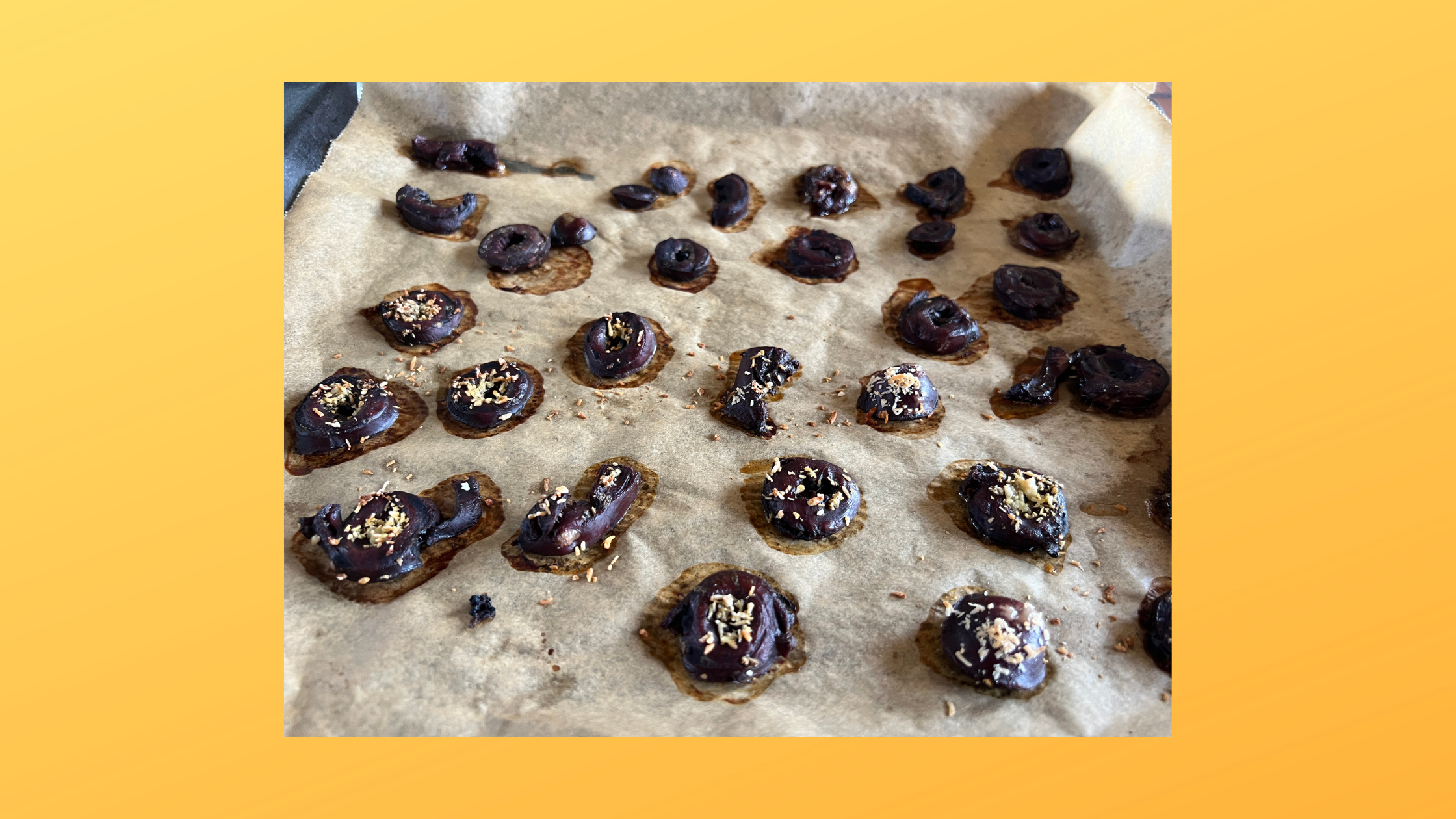 Die fertig gebackenen Putenherzen kühlen auf dem Backblech aus