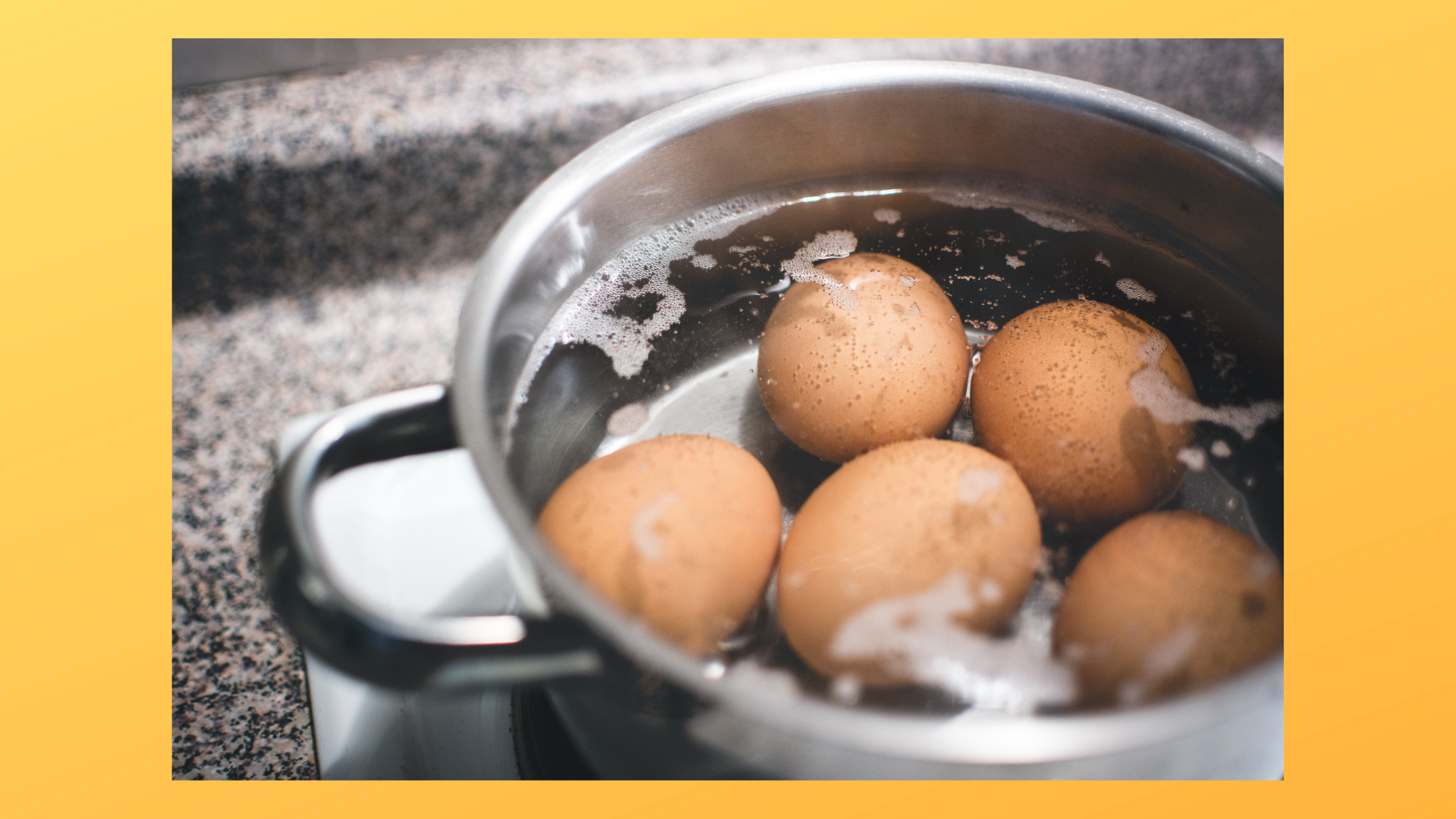 Eier werden in einem Topf gekocht
